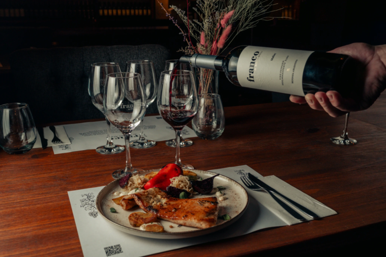 Copa de vino sirviéndose en la mesa del almuerzo