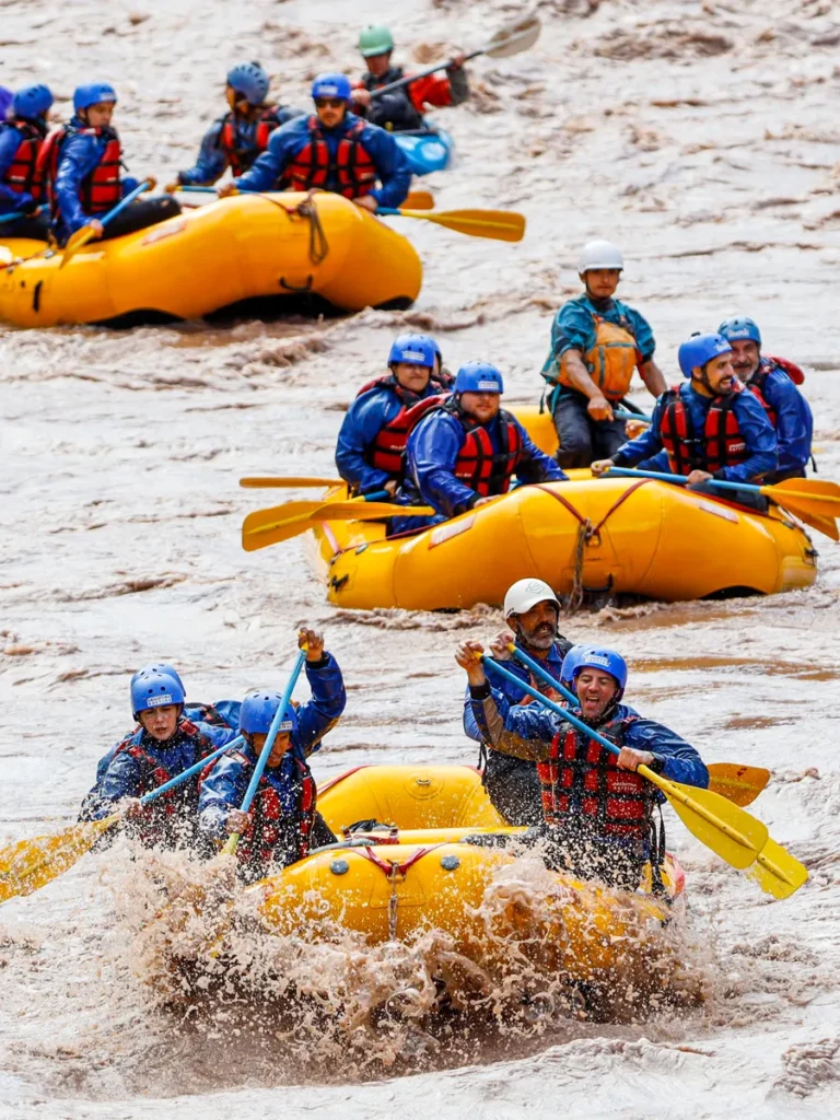 Balsas de rafting a la orilla del río