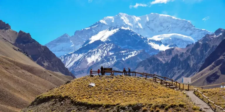 Mirador del Aconcagua con el cerro nevado detrás