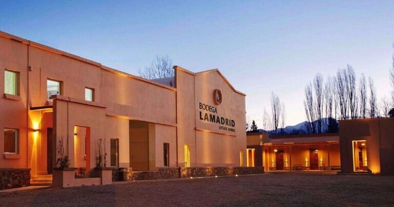Fachada de una bodega de Luján al atardecer