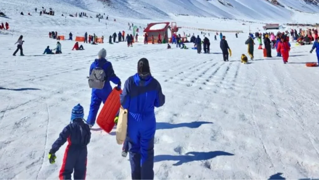 Penitentes, a 2.580 metros. En invierno el parque de nieve funciona sobre esta misma base.