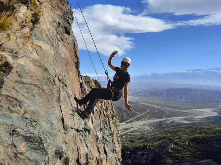 Persona haciendo rappel en una pared de roca
