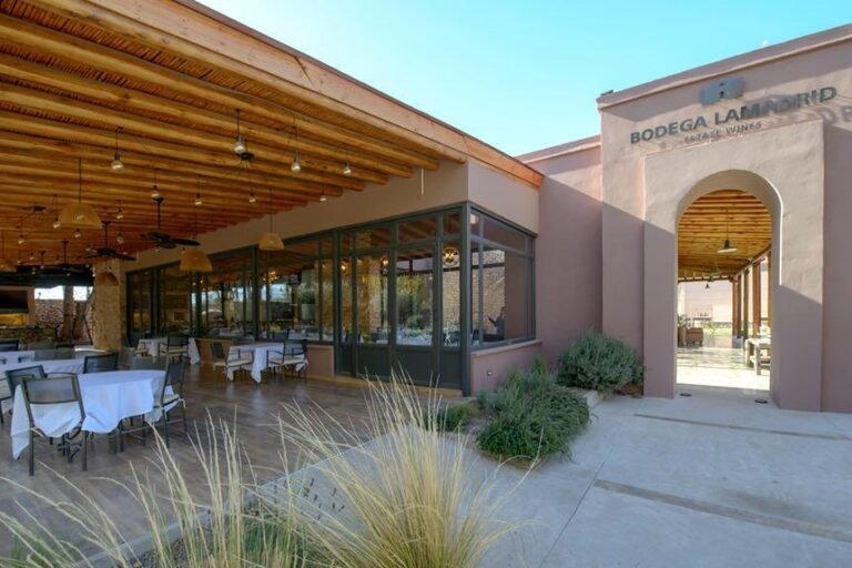 Patio del restaurante de la bodega
