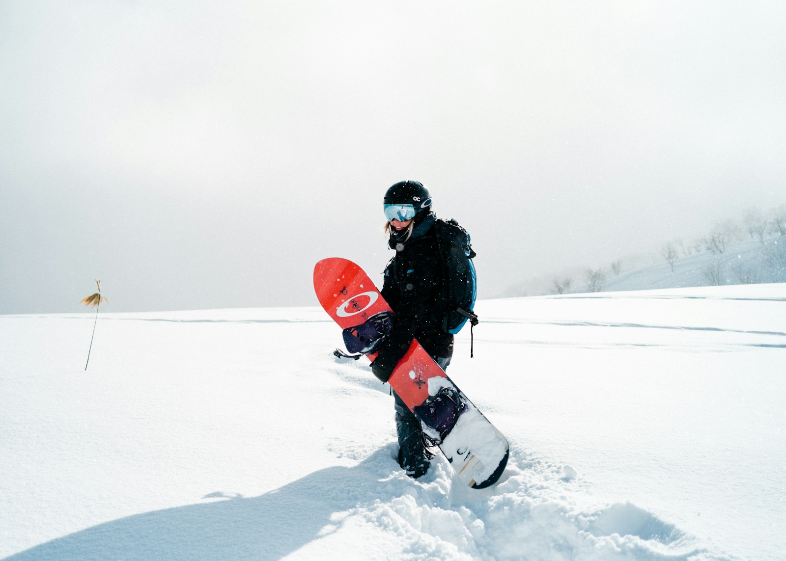 Snowboarder en montaña nevada