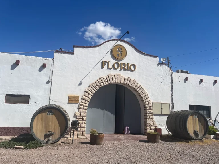 Fachada de Bodega Florio con barricas en la entrada