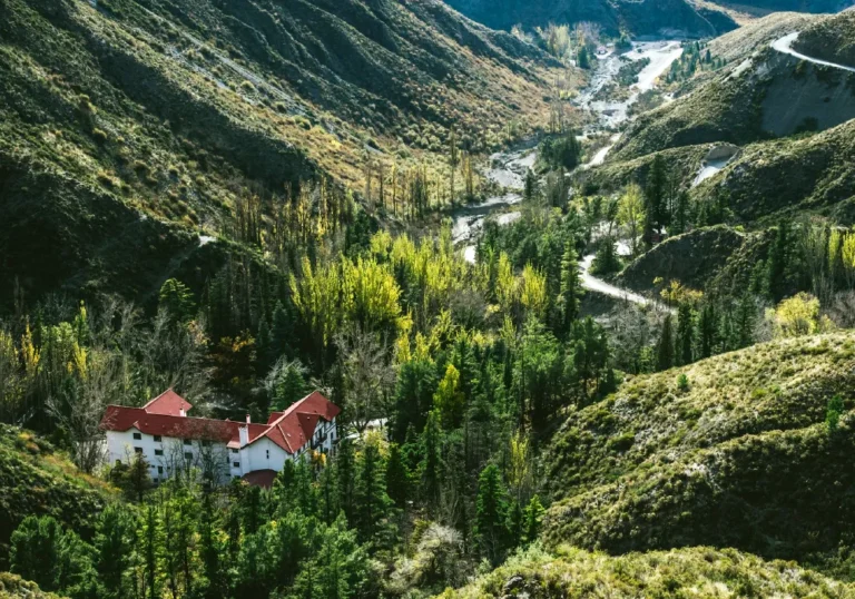 Valle de Villavicencio con el hotel entre los cerros