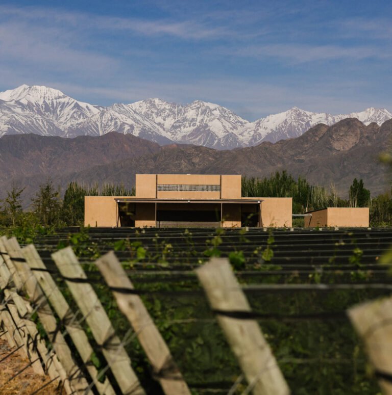 Edificio de una bodega de Luján de Cuyo con la cordillera detrás
