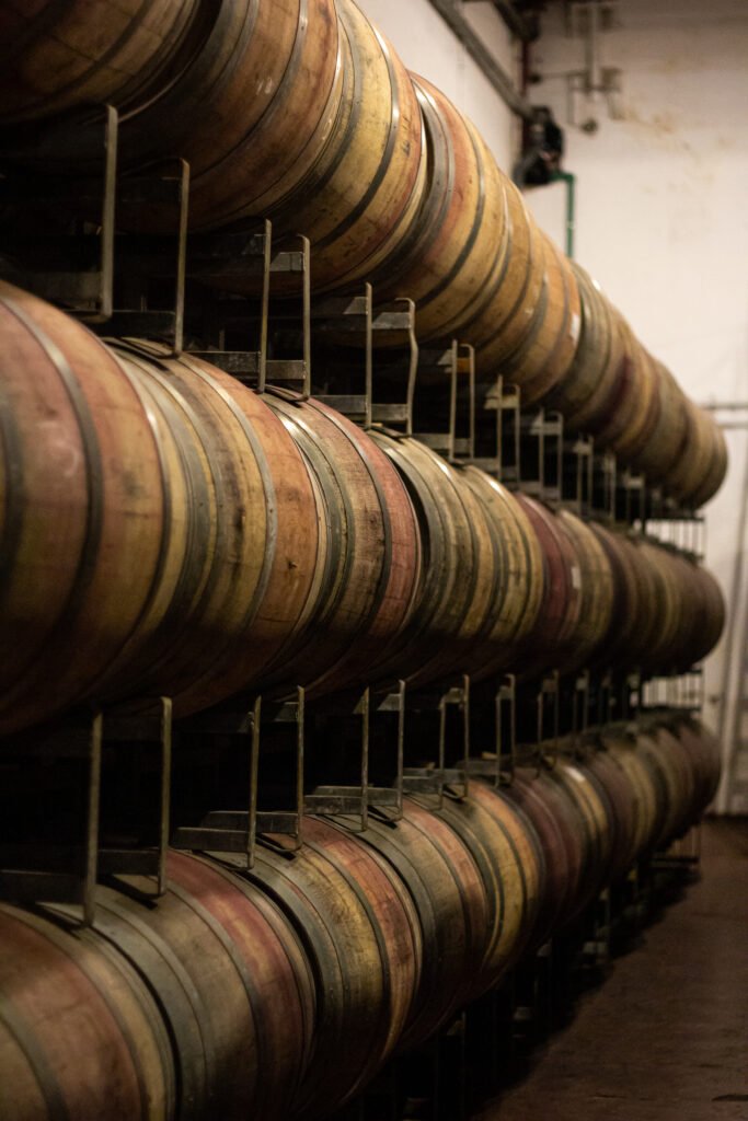 Sala de barricas de roble en una bodega mendocina