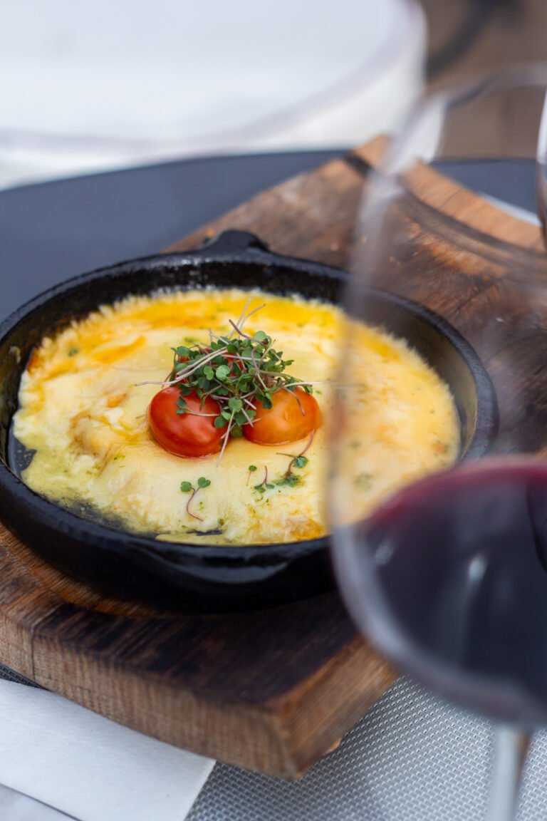 Plato gourmet con copa de vino