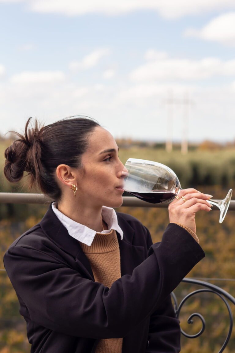 Mujer degustando una copa de vino tinto