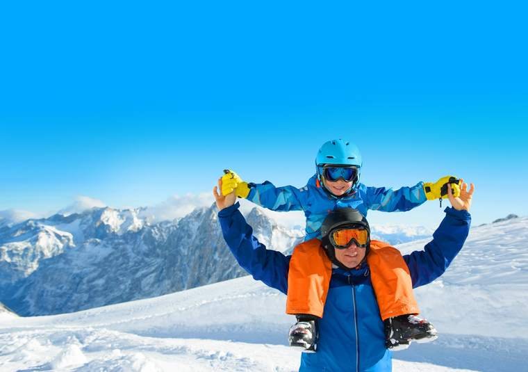 Padre e hijo jugando en la nieve