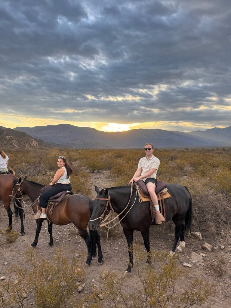 Jinetes a caballo al atardecer en Mendoza