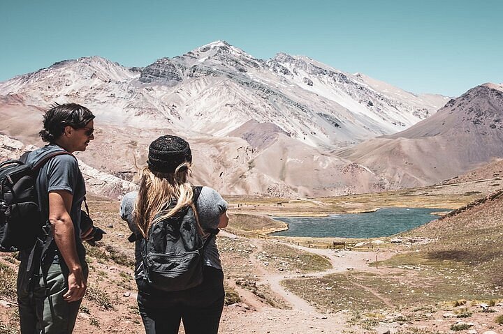 Grupo caminando hacia la Laguna Horcones con el Aconcagua de fondo