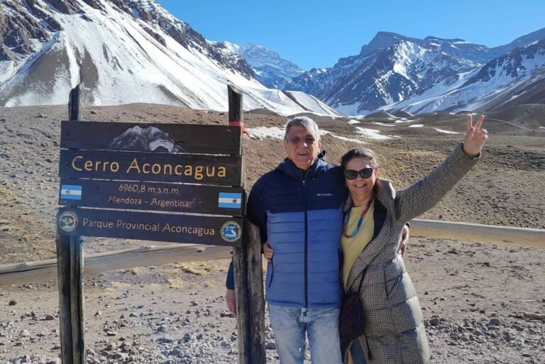Pareja frente al cartel del Cerro Aconcagua